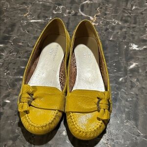 Anne Klein Size 9 Pre-Loved Yellow Leather Loafers!